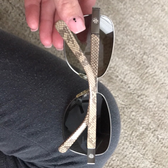 Tory Burch SUNGLASSES - Picture 2 of 3